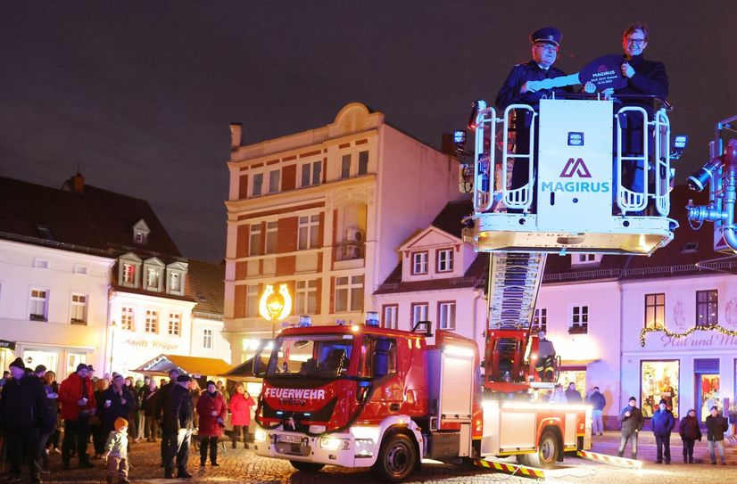 Für diese Einweihung muss man schwindelfrei sein: im Korb der neuen Drehleiter für die Senftenberger Feuerwehr Bürgermeister Andreas Pfeiffer und Landesbranddirektor Michael Koch.