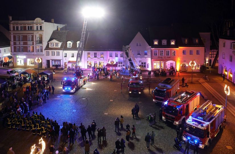 Blaulichtmeile auf dem Senftenberger Markt. Großer Bahnhof für die neue Drehleiter der Senftenberger Feuerwehr. Die 636 000 Euro teure Leiter kann 31 Meter hoch ausgefahren werden.