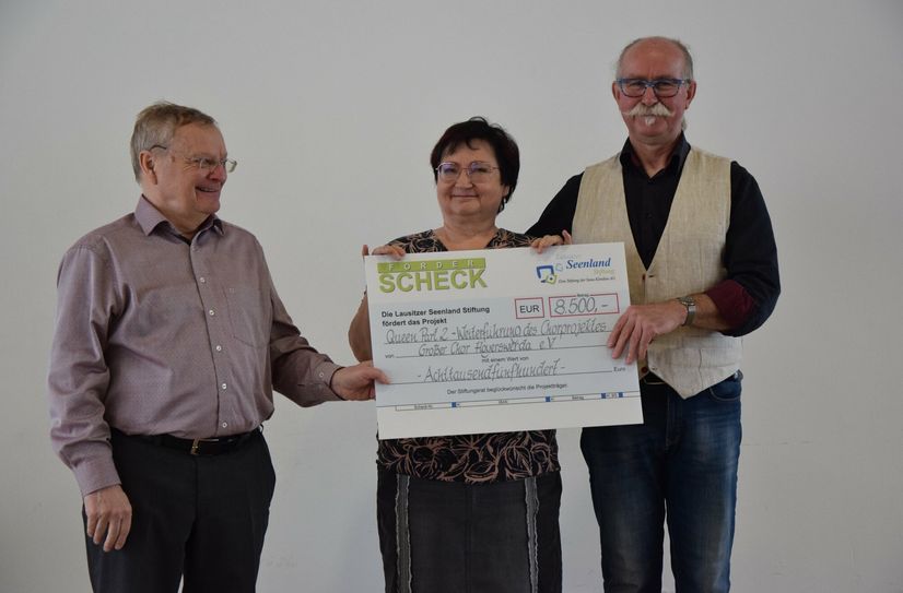 Thomas Delling (links) übergibt Kerstin Lieder und Michael Köllner den Förderbescheid der Seenland Stiftung.