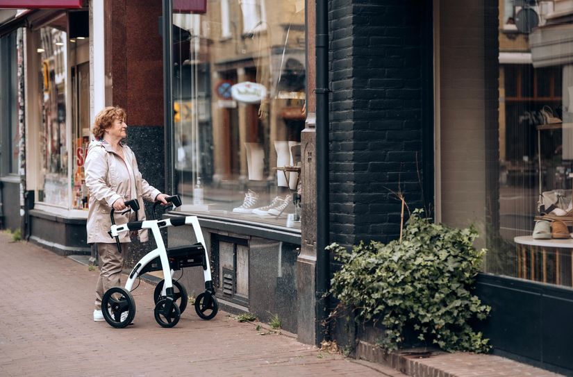 Mit Rollator, Rollstuhl oder Kinderwagen ist es manchmal nicht so leicht, in ein Einzelhandelgeschäft zu gelangen – beispielsweise, wenn Stufen oder eine kleine Treppe hineinführen.