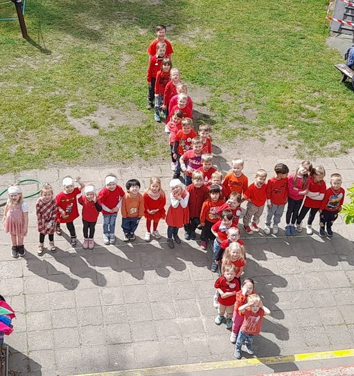 Die Kinder der DRK-Kita Falkenberg stellten sich am Weltrotkreuztag zum Rotkreuzlogo auf.