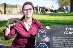 Julia Gsell präsentiert den neuen Videoguide in Deutscher Gebärdensprache.