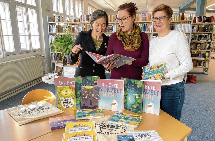 Selbst Maria Fagerlund, Maria Römer und Susann Rüthrich sind von den Büchern begeistert, die an die Kitas, Tagesmütter und Grundschulen zur Vorbereitung des Lesefestes gespendet werden konnten.