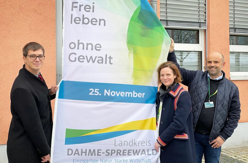 Die Gleichstellungsbeauftragten der Stadt Lübben, William Linick und Dr. Corinna Junker, sind hier mit Bürgermeister Jens Richter (re.) zu sehen.