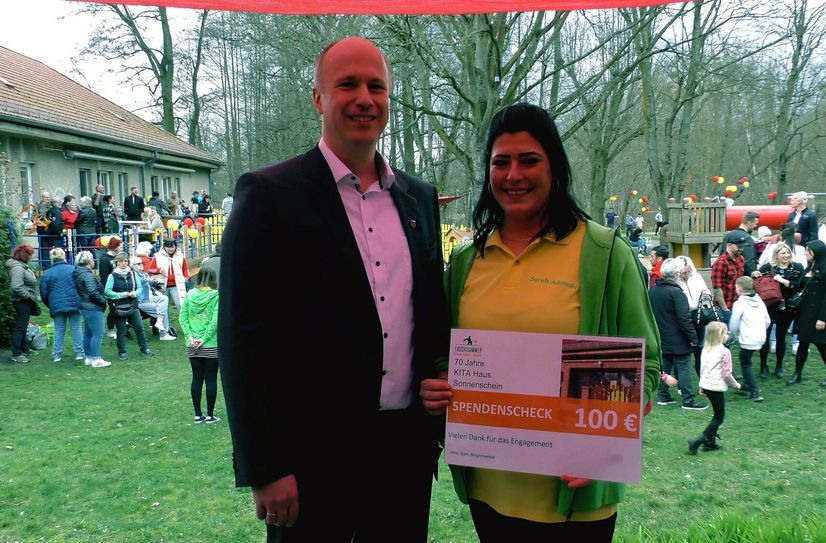 Bürgermeister Mirko Buhr gratulierte Kita-Leiterin Sarah Adamski zum Jubiläum der Einrichtung »Haus Sonnenschein«.