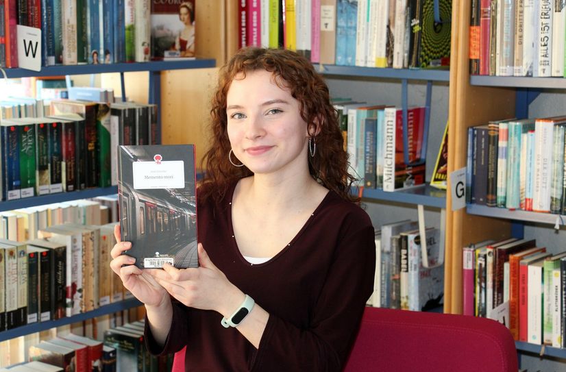 Anne Nitschke mit ihrem selbstgeschriebenen Roman der in der Stadtbibliothek ausgeliehen werden kann.