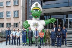 Auf der Blaulichtmeile können sich Besucher über die lebenswichtige Arbeit der Rettungskräfte informieren und faszinierende Einblicke erhalten.
