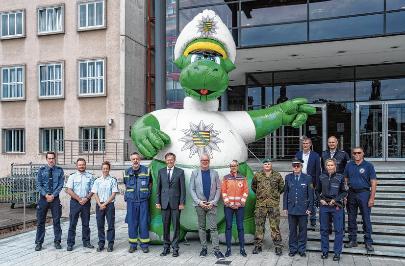 Auf der Blaulichtmeile können sich Besucher über die lebenswichtige Arbeit der Rettungskräfte informieren und faszinierende Einblicke erhalten.