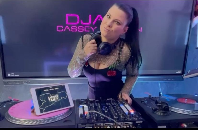 Djane Cassey Doreen dreht live an ihren Turntables voll auf.