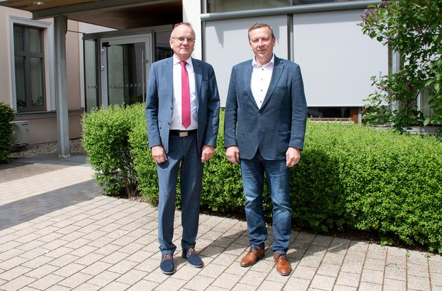 Landrat Christian Jaschinski (r.) begrüßte Minister Detlef Tabbert vorm Eingang der Kreisverwaltung in Herzberg.