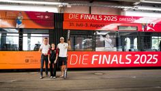 DVD-Vorstand Lars Seiffert, Turnerin Mia Neumann und Kanute Tim Liebscher-Lucz stellen die Finals-Straßenbahn der DVB vor.