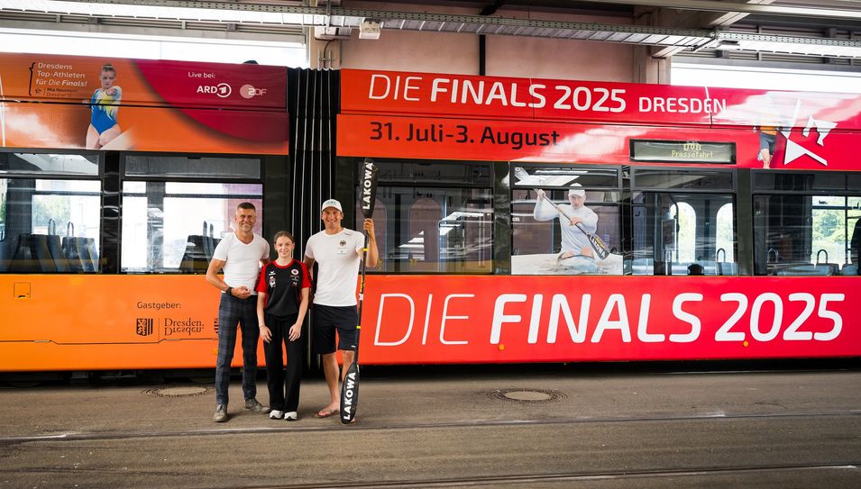 DVD-Vorstand Lars Seiffert, Turnerin Mia Neumann und Kanute Tim Liebscher-Lucz stellen die Finals-Straßenbahn der DVB vor.