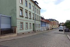 Auf der unteren Stolpener Straße in Radeberg beginnen ab Anfang Juni Bauarbeiten, die bis Mitte September geplant sind.  Foto: Matthias Stark