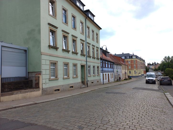Auf der unteren Stolpener Straße in Radeberg beginnen ab Anfang Juni Bauarbeiten, die bis Mitte September geplant sind.  Foto: Matthias Stark
