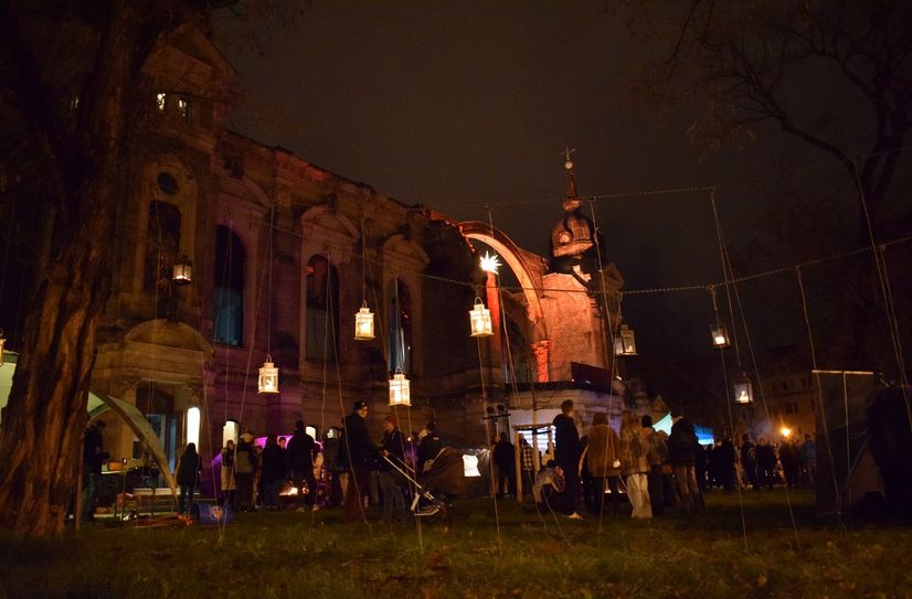 Das Jugendzentrum Jugendkirche Dresden wird weihnachtlich erleuchtet.