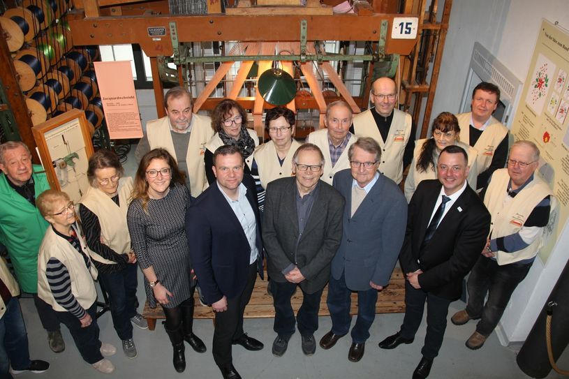 Bernd Franke und Bernd Hartman (3 und 4 v.r.) mit Ihrem Team vom Technischen Museum der Bandweberei erhielten die Auszeichnung zum Ehrenamt des Monats von Landrat Udo Witschas im Beisein der Ehrenamtsbeauftragten Dunja Reichelt sowie dem Bürgermeister der Stadt Großröhrsdorf Stefan Schneider.       Foto: Stadt Großröhrsdorf