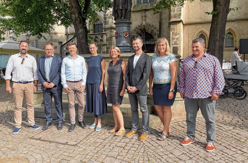 Das sind die Gründungsmitglieder des Vereins »1.100 Jahre Meißen 2029« im Juni 2023. Im Vorstand arbeiten unter anderem  Christian Friedel (Leiter Amt für Stadtmarketing, Tourismus und Kultur) (l.), Bürgermeister Markus Renner undKulturreferentin Sara Engelmann.