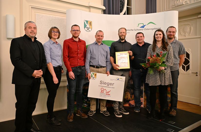 Siegerehrung im Kreistagssaal mit Landrat Michael Geisler (li.).