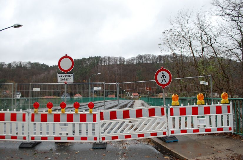 Die gesperrte Elbbrücke in Bad Schandau