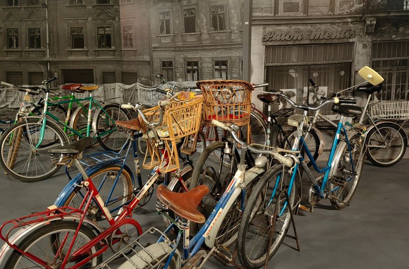 Fahrräder vor einer der übergroßen Fotowände,die ebenfalls als Konvolut zu haben sind.