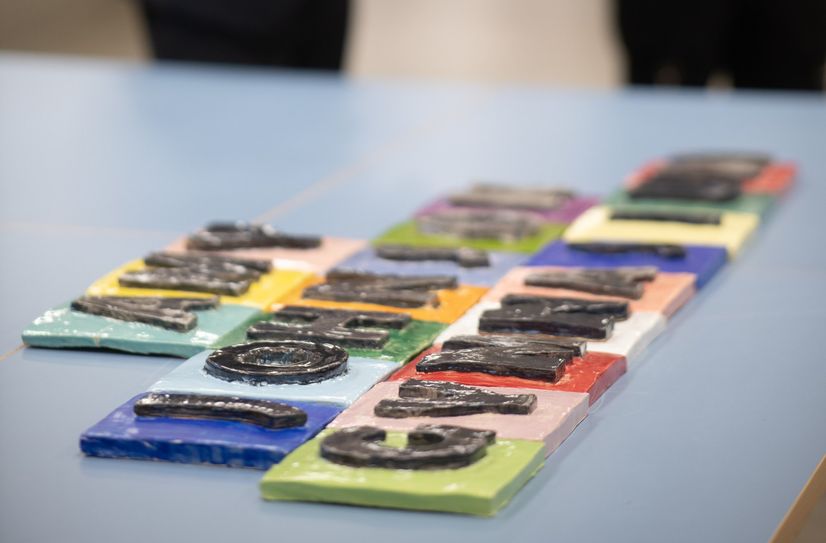 Schüler erstellten das neue Namensschild für das Amy-Johnson-Gymnasium.