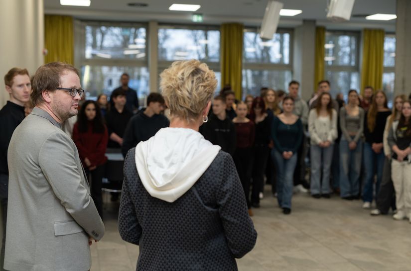 Der neue Name wird mit Schülern, Lehrern, Schulmitarbeitern und Eltern gefeiert.