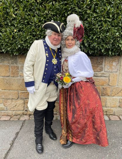 Klaus Brähmig und seine Frau in barocker Robe.