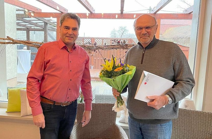 "Alles Gute und danke für 30 Jahre", übermittelt DRK-Vorstand Falk Glombik an Präsident Horst Hofmann (re.).