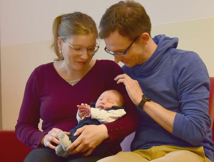 : Matteo ist das 1.000. Kind, das 2021 am Uniklinikum geboren wurde. Seine Eltern Nancy und Christian Schwalenberg freuen sich auf die Zeit zu Viert. Zu Hause bei der Oma wartet die große Schwester.  Foto: Uniklinikum Dresden