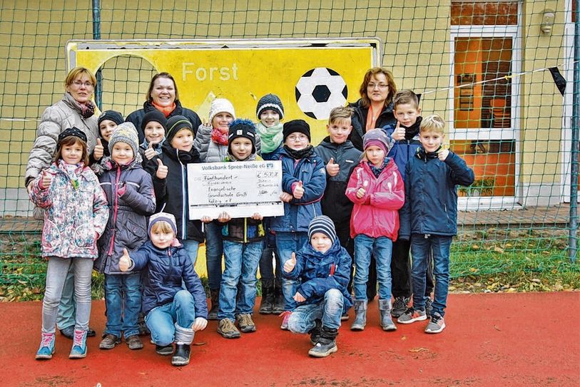 In der 3. Klasse der Evangelischen Grundschule konnten sich die Kids über 500 Euro freuen. Damit sollen neue Spielgeräte angeschaft werden. Foto: Volksbank