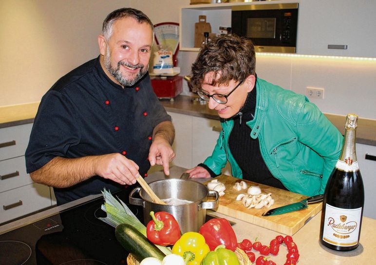 Kochprofi Frank Steinbach und Mit-Veranstalterin Claudia Volke freuen sich auf die Gewinner-Paare. Foto: Radeberger