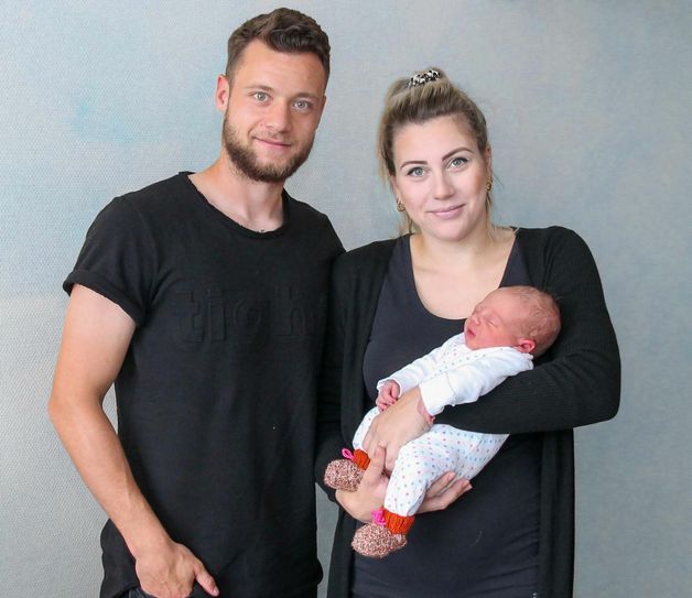 Marlon Lio genießt die Nähe zu Mama Michelle und Papa Janik. Foto: pm
