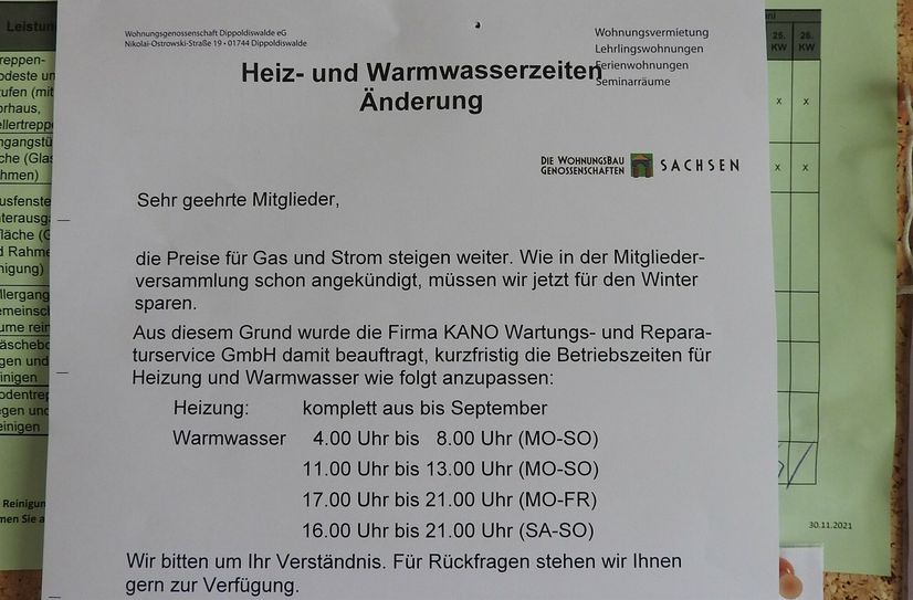 Aushang der Wohnungsgenossenschaft Dippoldiswalde zur Reduzierung der Heiz- und Warmwasserzeiten.