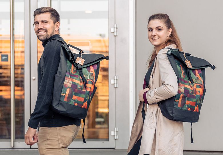 Seit 15 Jahren verschenkt das Citymanagement die schicken Taschen an Auslandsstudenten.     Foto: Citymanagement