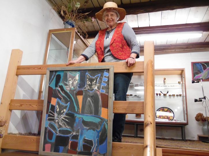 Helga Luzens mit dem Katzenbild in der Ausstellung.
