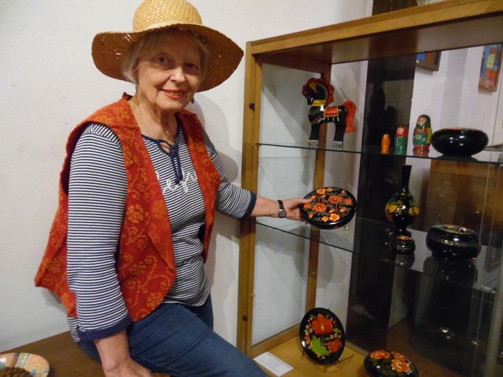 Helga Luzens zeigt einige der russischen Lackarbeiten der Ausstellung.