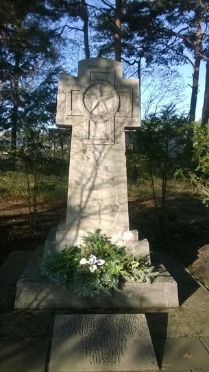 Grabmal auf dem Friedhof der Kriegsgefangenen des I. Weltkrieges in Merzdorf – Letzte Ruhestätte für 500 Russen, Engländer, Franzosen und Italiener, Foto: Lewandrowski