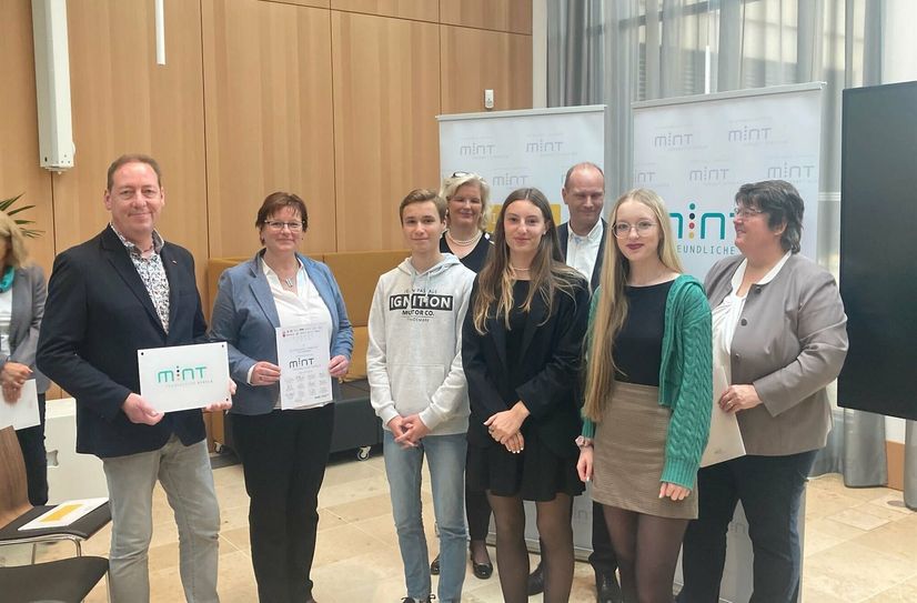 Die Schüler sowie Schulleiterin Kerstin Lewandowski und Informatiklehrer Michael Platschek bei der Auszeichnungsveranstaltung am Hasso-Plattner-Institut Potsdam.