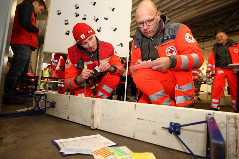 Bei der »Trockenübung« im Februar nutzte man Bänke für den havarierten Eurocity.    Foto: D. Förster