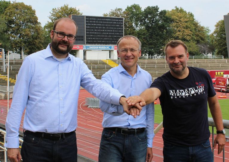 v.l. Christian Piwarz, Sportbürgermeister Dr. Peter Lames und Marcus Zillich besiegelten per Handschlag die Aufnahme dieses Themas in die Ausschreibungsunterlagen für das wettbewerbliche Dialogverfahren zum Stadionumbau. Foto: Pönisch