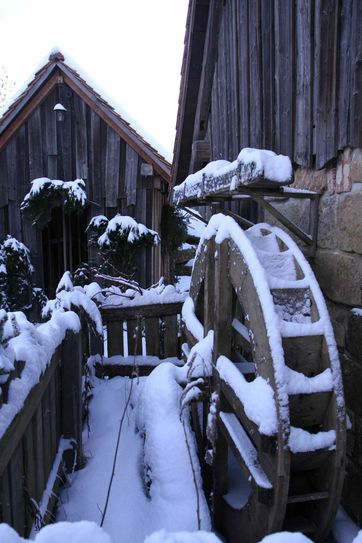 Im Winter haben die kleinen, schiefen Häuser und Türme und die Tannenbäume  weiße  Mützen auf im SteinReich. Fotos: PR