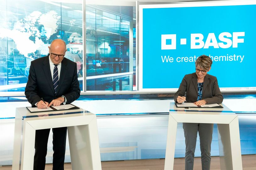 Brandenburgs Ministerpräsident Dr. Dietmar Woidke und Dr. Melanie Maas-Brunner, Mitglied des Vorstands BASF SE, bei der Unterzeichnung der gemeinsamen Erklärung des Land Brandenburg und der BASF.