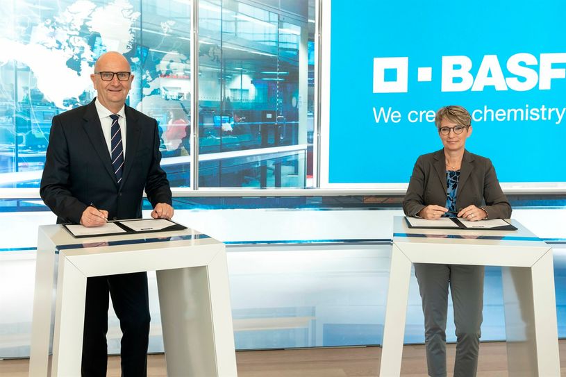 Brandenburgs Ministerpräsident Dr. Dietmar Woidke und Dr. Melanie Maas-Brunner, Mitglied des Vorstands BASF SE, bei der Unterzeichnung der gemeinsamen Erklärung des Land Brandenburg und der BASF.
