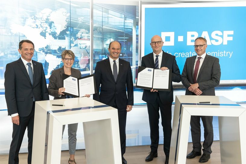 Mit der Unterzeichnung der gemeinsamen Erklärung streben die BASF und das Land Brandenburg eine kontinuierliche Weiterentwicklung des Chemiestandorts Schwarzheide an.