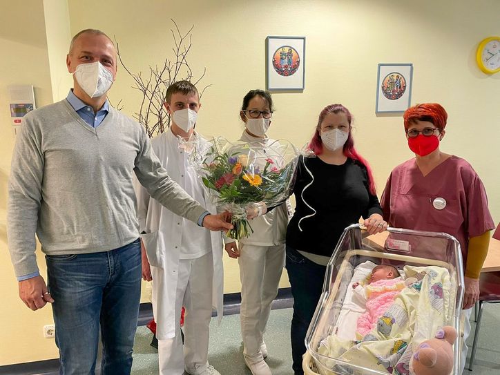Geschäftsführer Mirko Papenfuß, der entbindende Arzt Dr. Möbus, Oberärztin Anne-Helga Henning, Mutter Julia Csuti und Hebamme Katrin Kieschnick. Foto: LSK/Juliane Kirfe