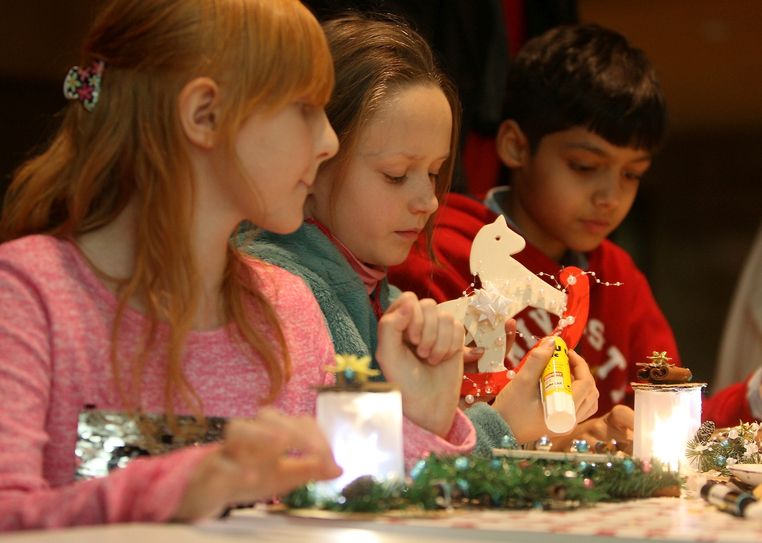 Kinder beim Basteln. Foto: Daniel Förster