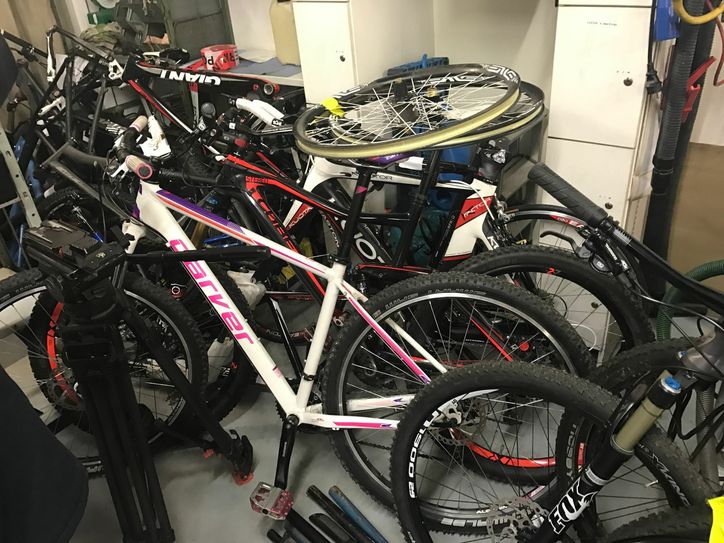 Auch Fahrräder wurden "beschafft". Das teuerste Bike dürfte um die 12.000 Euro kosten.