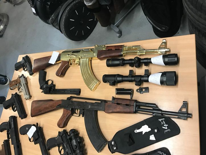Mehrere Waffen wurden ebenfalls gefunden. Es handelt sich um Schreckschuss- und Anscheinwaffen. Die goldene Kalaschnikow ist also nicht echt.