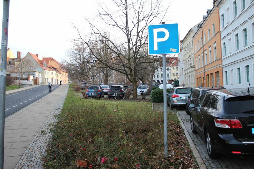 An der Fläche zwischen Teichstraße, Bautzener Straße und Brunnenstraße sind bisher nur private Stellflächen zu finden. Hier könnte ein Parkdeck entstehen. Das könnte aufgrund des ungünstigen Grundstückszuschnitts aber teuer werden. Deswegen sollen dort zunächst Wirtschaftlichkeit und Finanzierbarkeit genau geprüft werden. Foto: T. Keil
