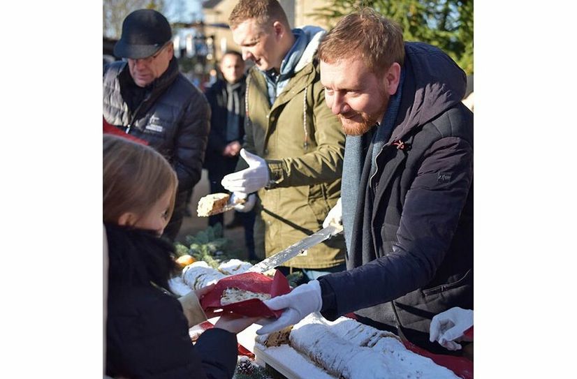 Sachsens Ministerpräsident Michael Kretschmer begleitete den Stollenanschnitt.